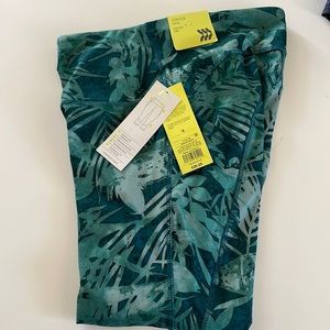 NWT All In Motion Contour Curvy High Rise Capri